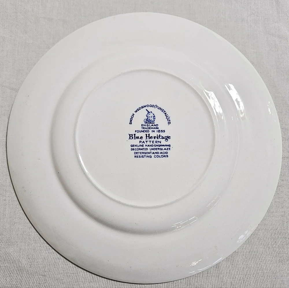Vtg. Wedgewood Blue Heritage Dinner Plate England Hand‎ Engraving EUC White 10